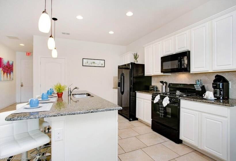 Enjoy The Private View! Roomy Town Home With Pool, 20 Mins From Disney #5st739