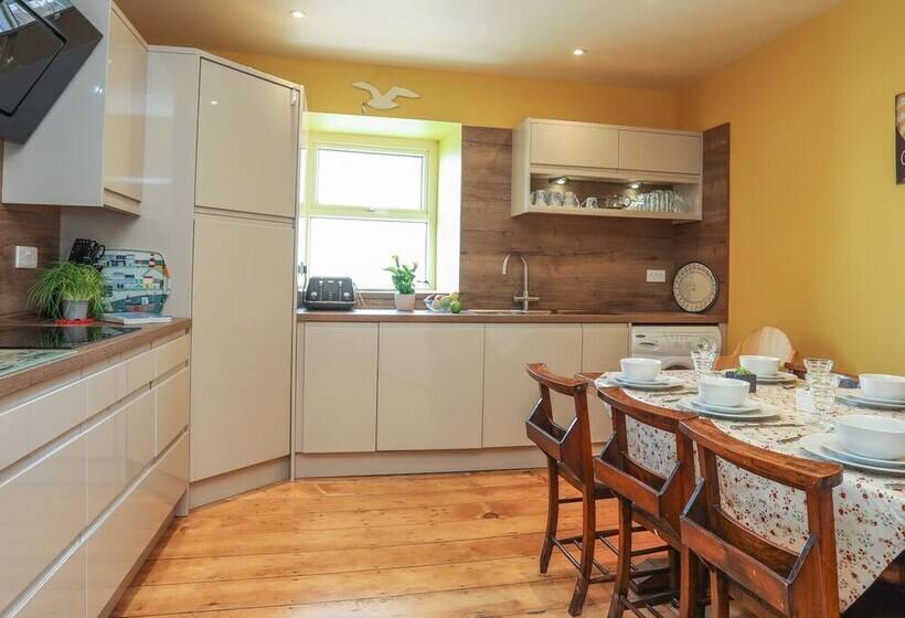 Gadlys House Beau View