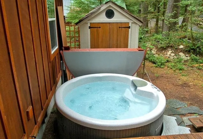 Glacier Springs Cabin #bedrooms, 2 Baths   Hot Tub! Pet Friendly!