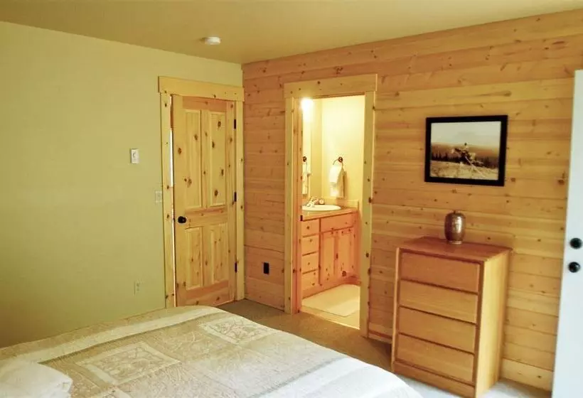 Glacier Springs Cabin #bedrooms, 2 Baths   Hot Tub! Pet Friendly!