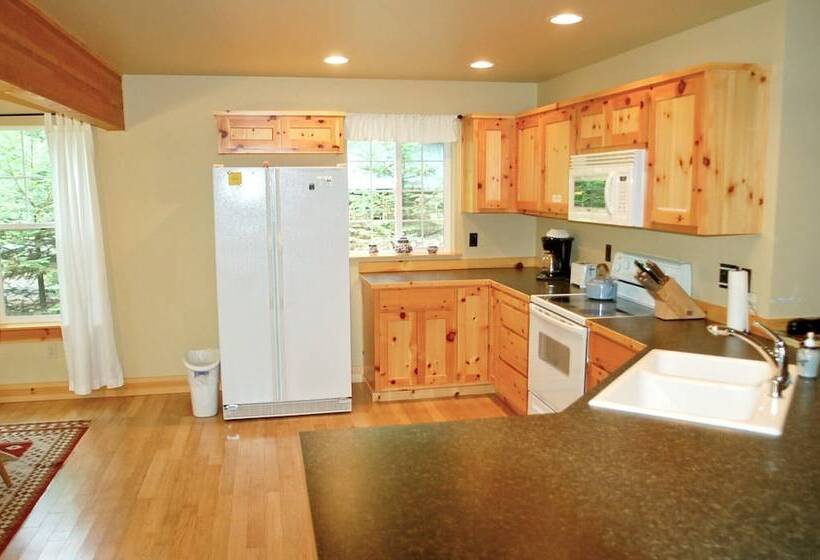 Glacier Springs Cabin #bedrooms, 2 Baths   Hot Tub! Pet Friendly!