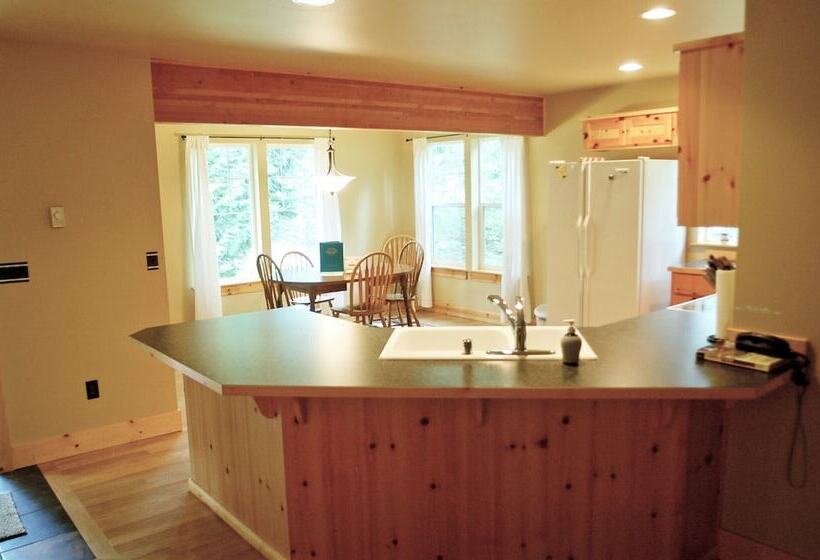 Glacier Springs Cabin #bedrooms, 2 Baths   Hot Tub! Pet Friendly!