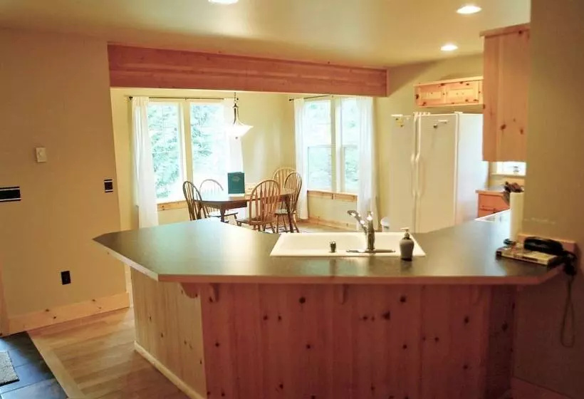 Glacier Springs Cabin #bedrooms, 2 Baths   Hot Tub! Pet Friendly!