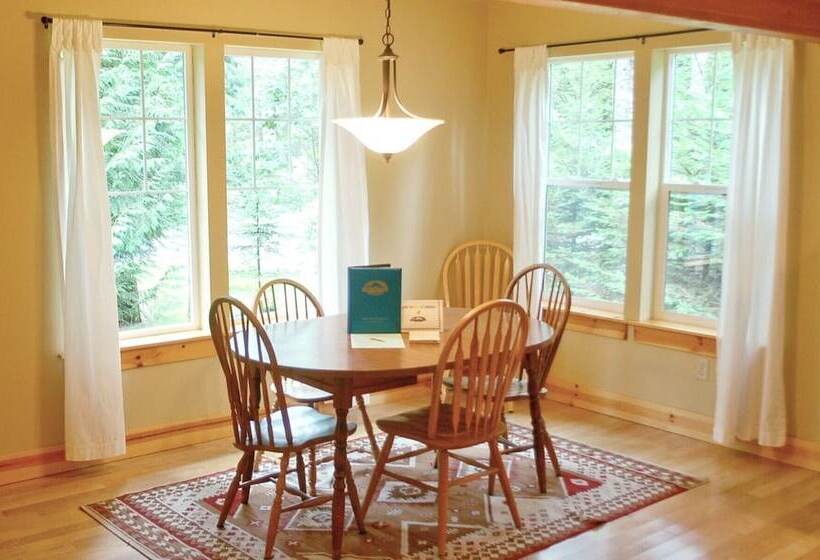 Glacier Springs Cabin #bedrooms, 2 Baths   Hot Tub! Pet Friendly!