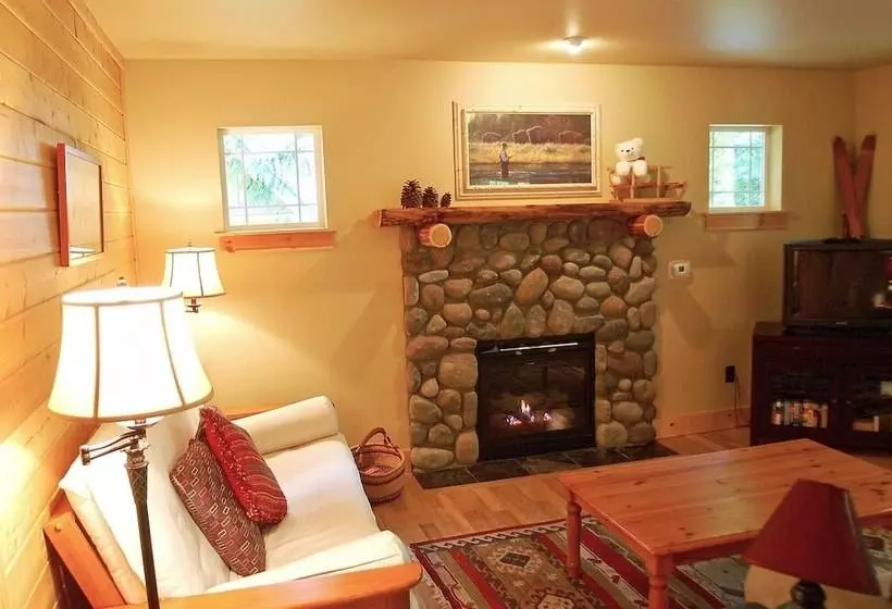 Glacier Springs Cabin #bedrooms, 2 Baths   Hot Tub! Pet Friendly!