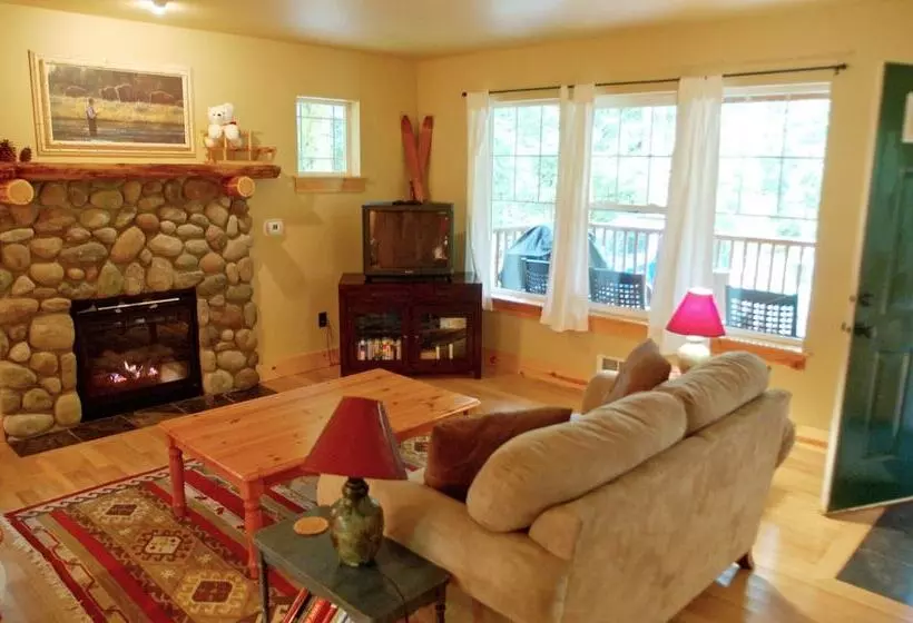 Glacier Springs Cabin #bedrooms, 2 Baths   Hot Tub! Pet Friendly!