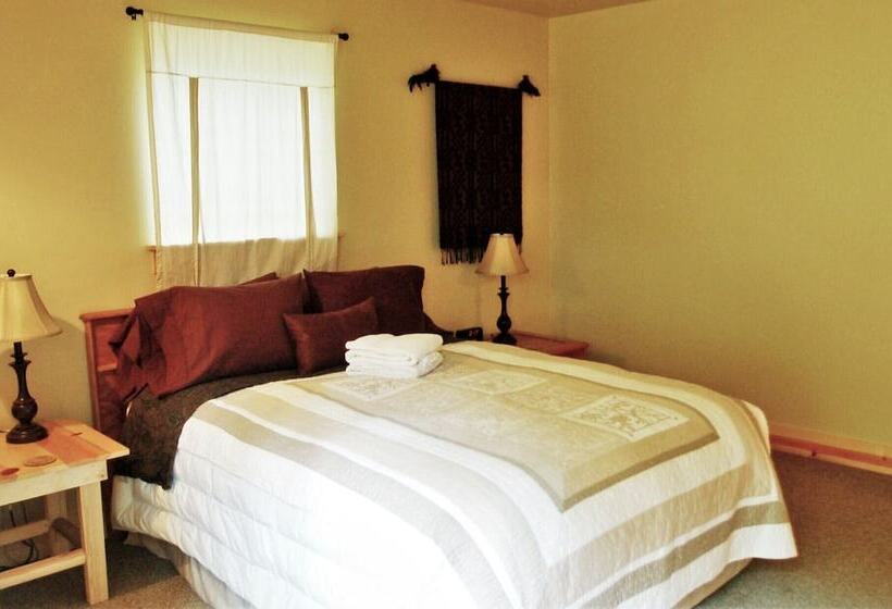 Glacier Springs Cabin #bedrooms, 2 Baths   Hot Tub! Pet Friendly!