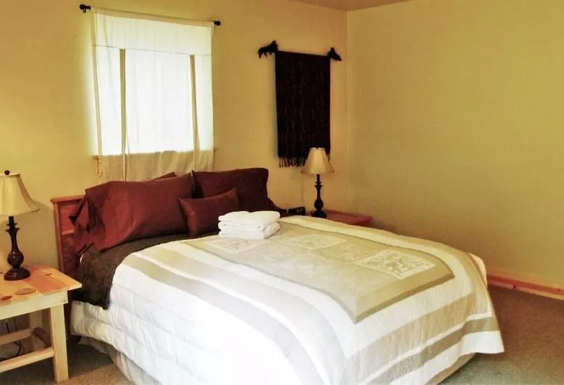 Glacier Springs Cabin #bedrooms, 2 Baths   Hot Tub! Pet Friendly!