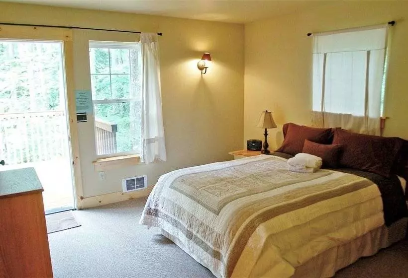 Glacier Springs Cabin #bedrooms, 2 Baths   Hot Tub! Pet Friendly!