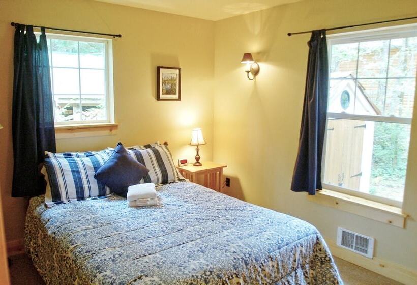 Glacier Springs Cabin #bedrooms, 2 Baths   Hot Tub! Pet Friendly!