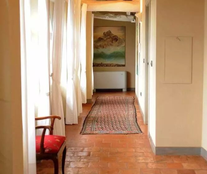 Hotelli Antico Borgo Monchiero – Art Living