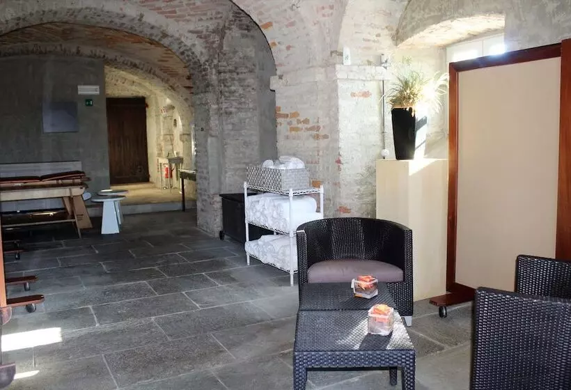 Hotelli Antico Borgo Monchiero – Art Living