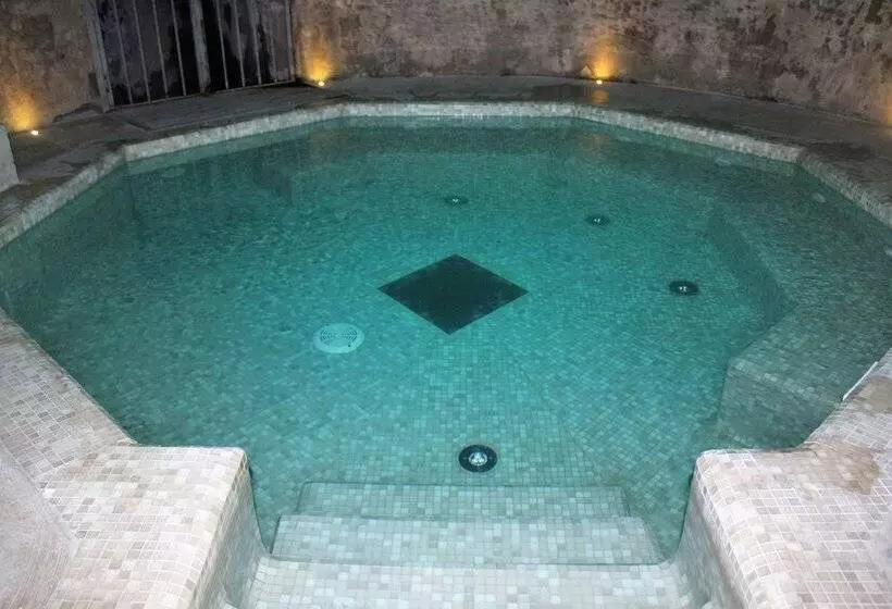 Hotelli Antico Borgo Monchiero – Art Living