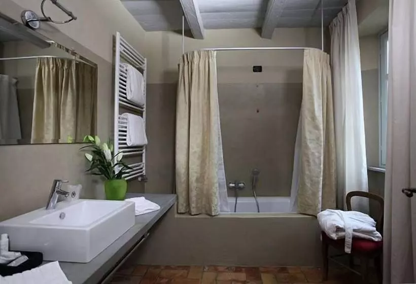 Hotelli Antico Borgo Monchiero – Art Living