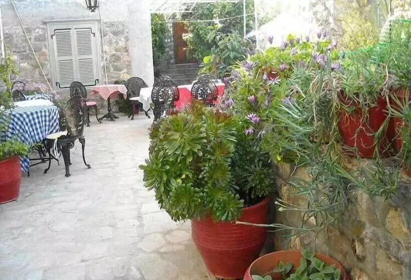 Majatalo Theano Guesthouse