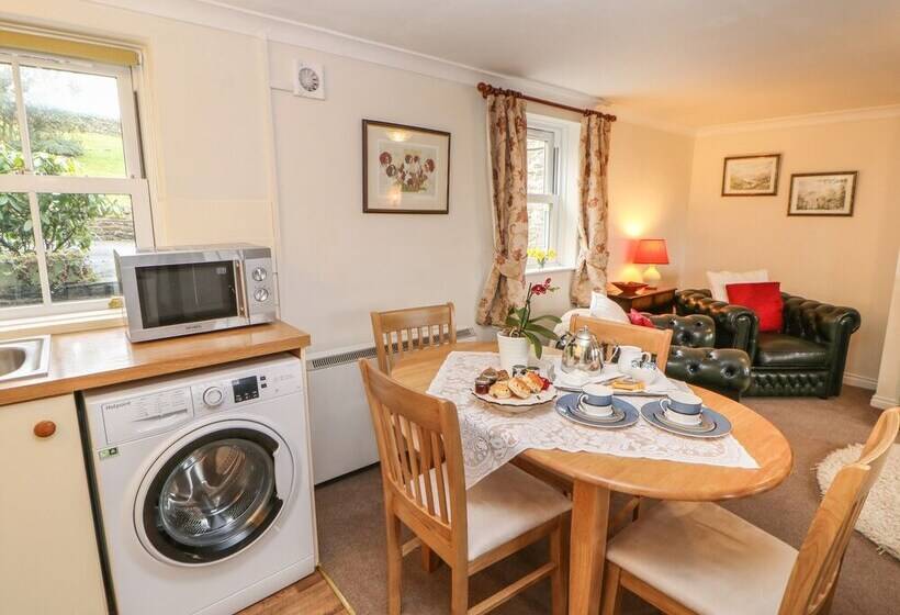 Goldsborough Cottage