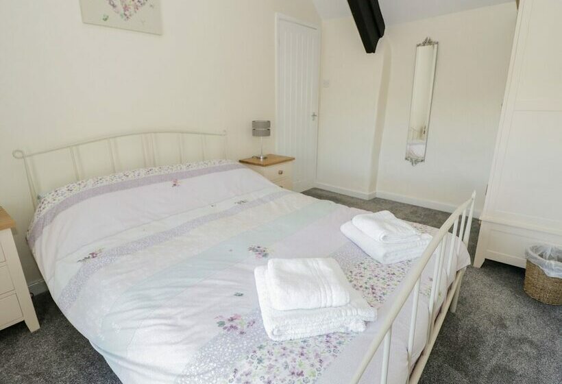 5 Ceirnioge Cottages