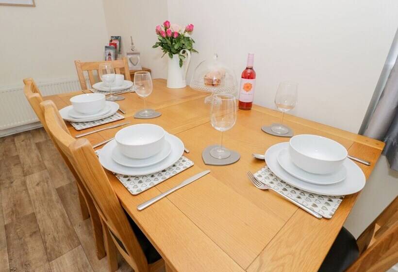 5 Ceirnioge Cottages