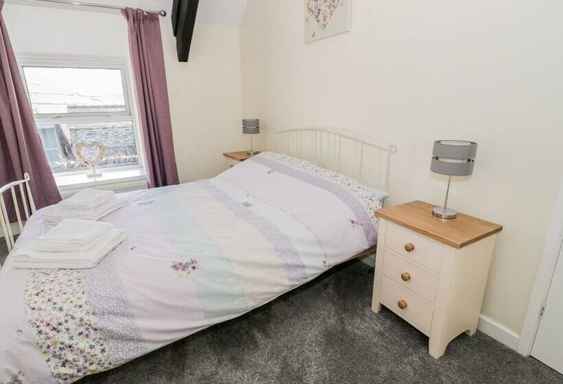 5 Ceirnioge Cottages