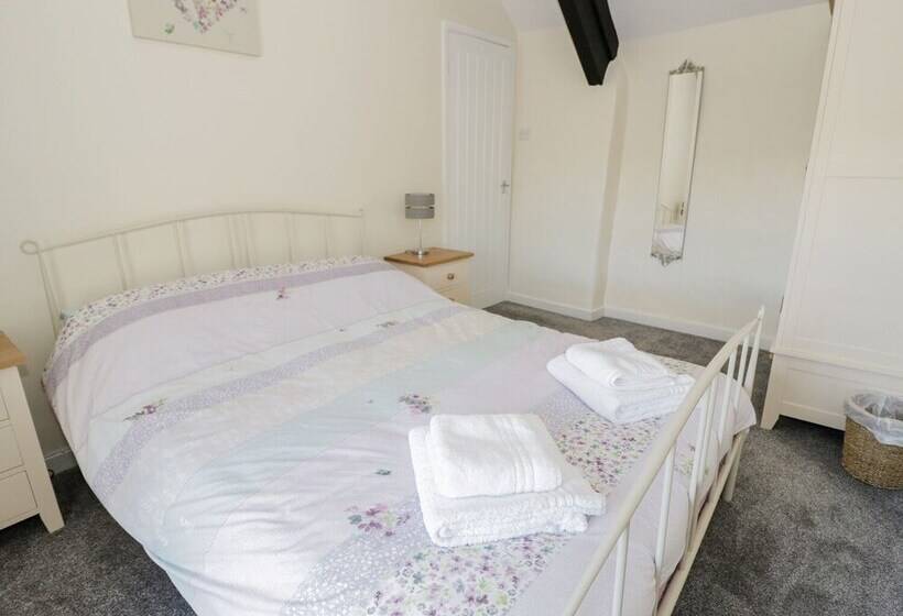 5 Ceirnioge Cottages