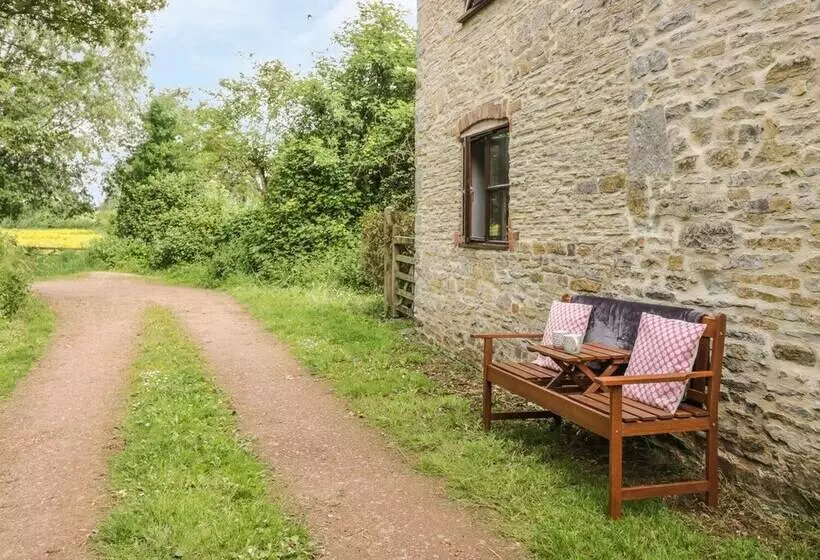 Cottage On The Common