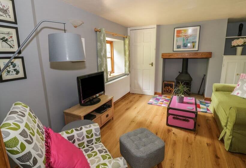 Cottage On The Common