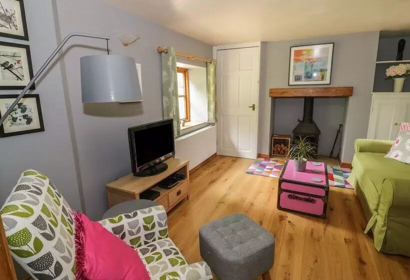 Cottage On The Common