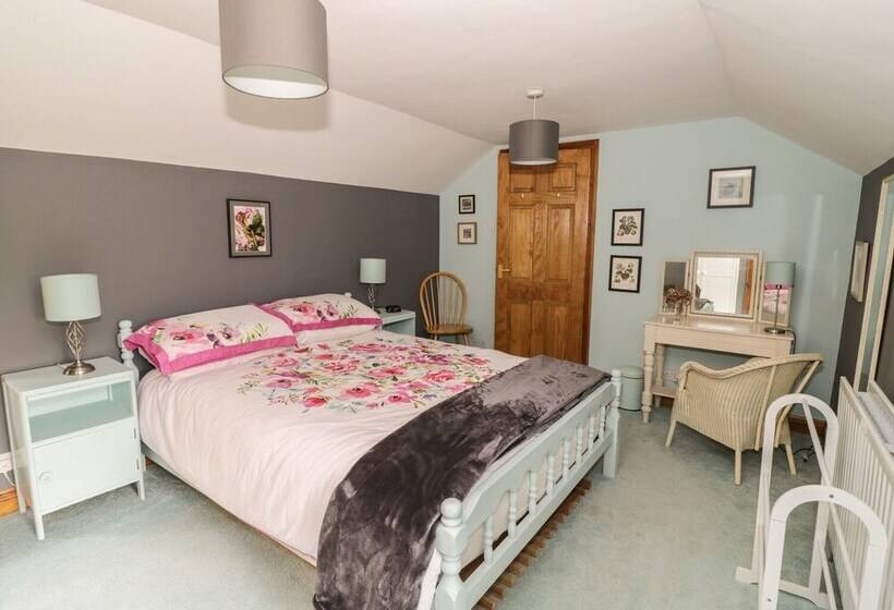 Cottage On The Common