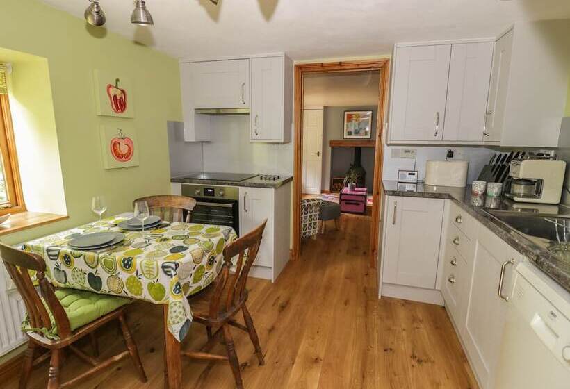 Cottage On The Common