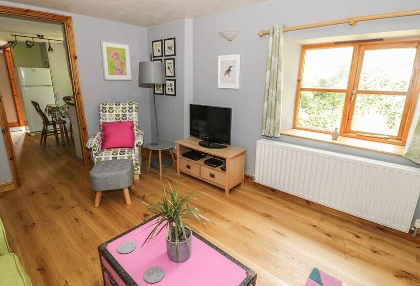 Cottage On The Common