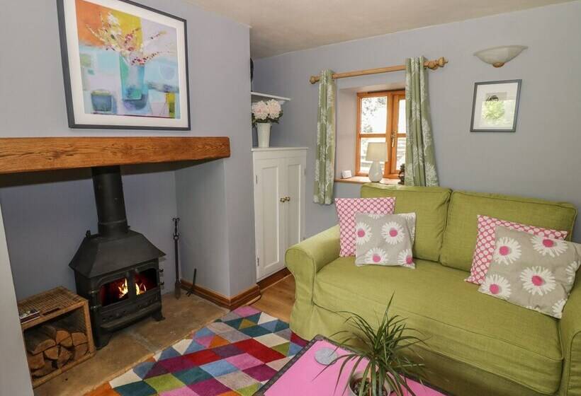 Cottage On The Common