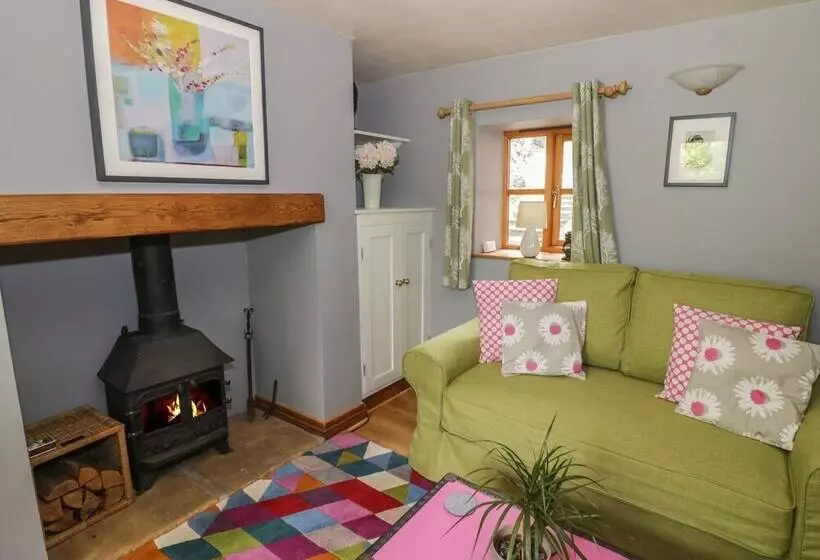 Cottage On The Common