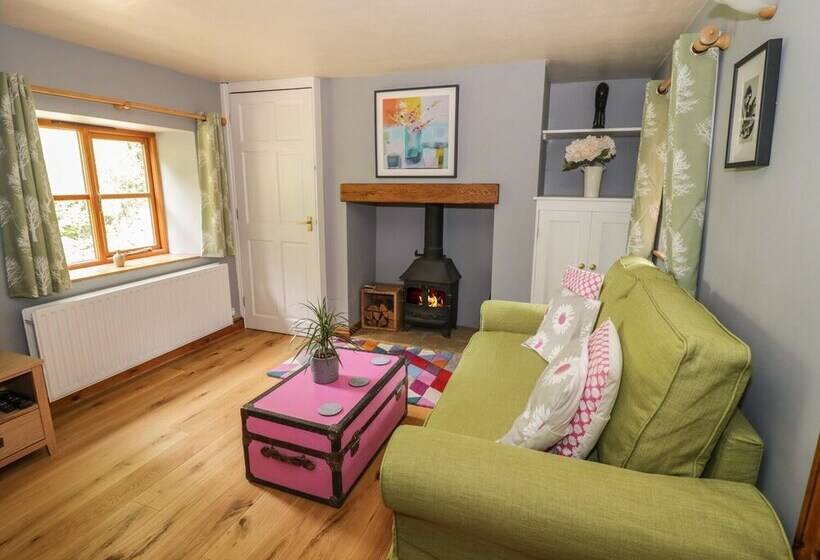 Cottage On The Common