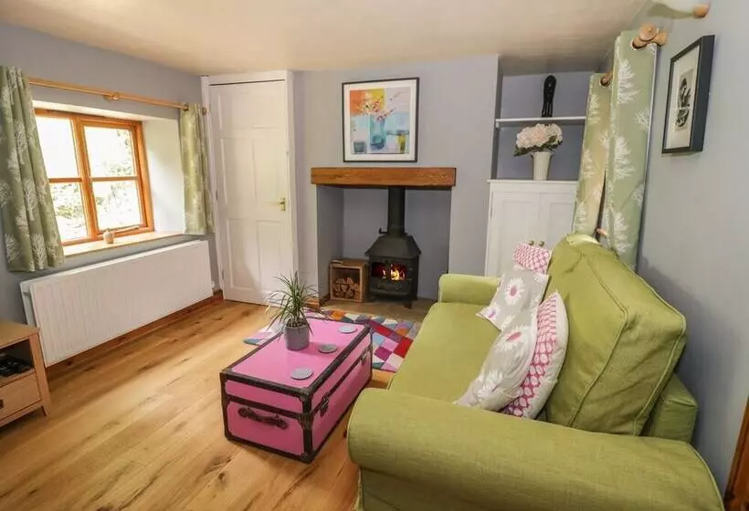 Cottage On The Common