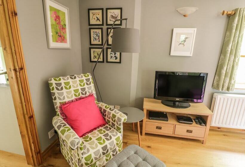 Cottage On The Common