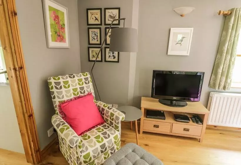 Cottage On The Common