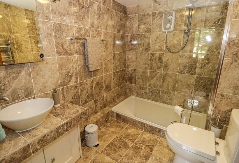 Cottage On The Common