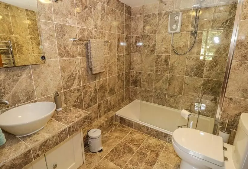 Cottage On The Common