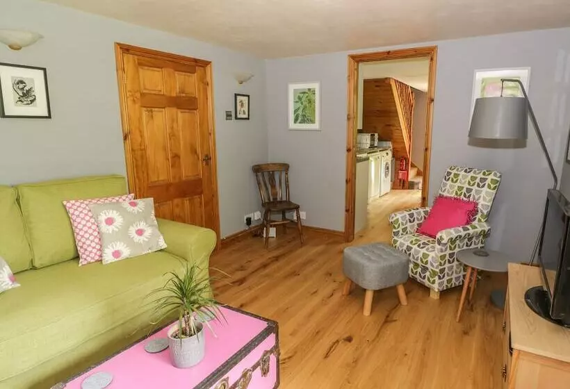 Cottage On The Common