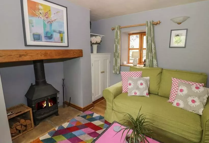 Cottage On The Common