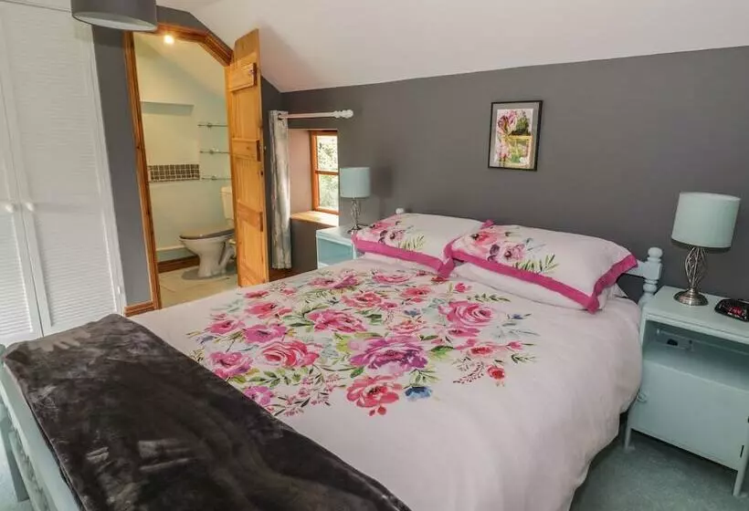 Cottage On The Common