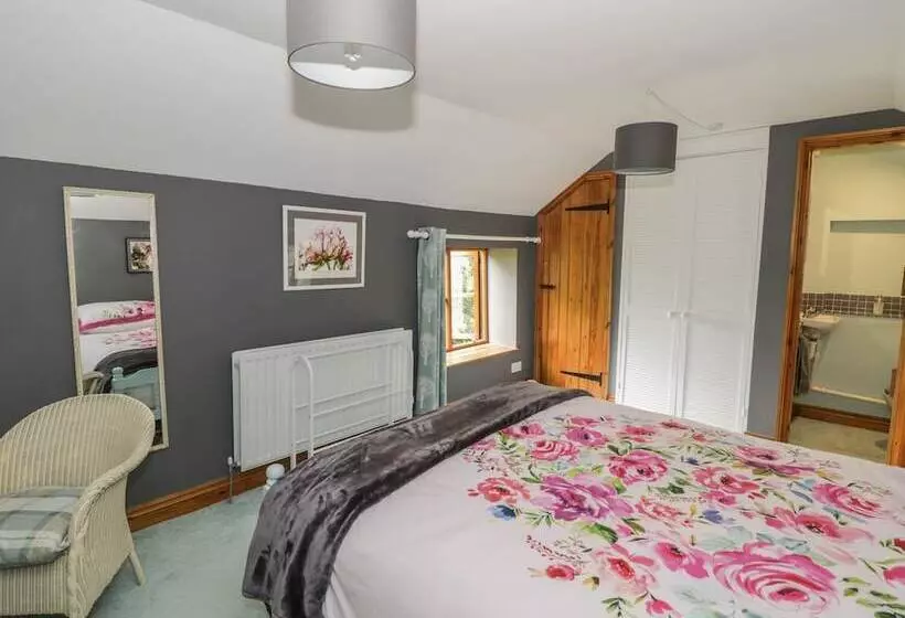 Cottage On The Common