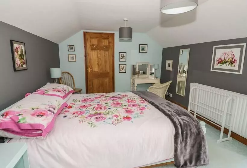 Cottage On The Common