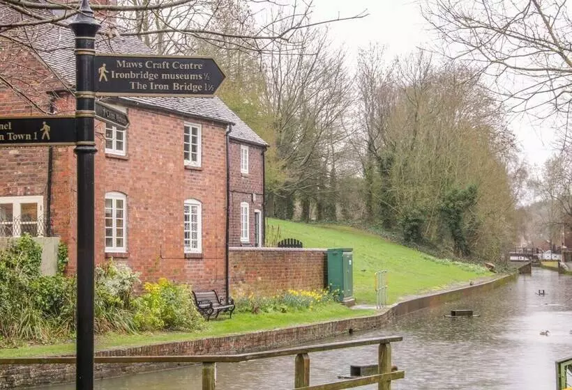 Tub Boat Cottage