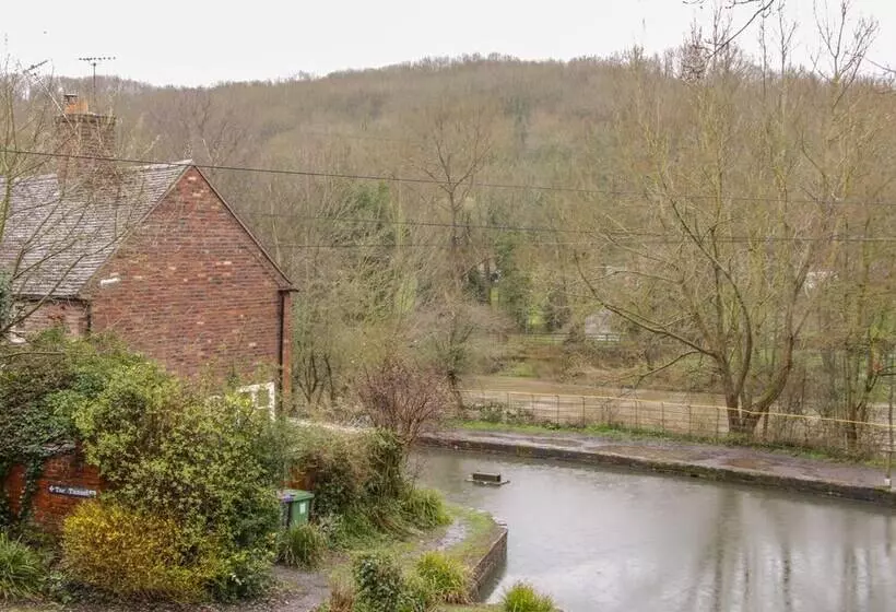 Tub Boat Cottage