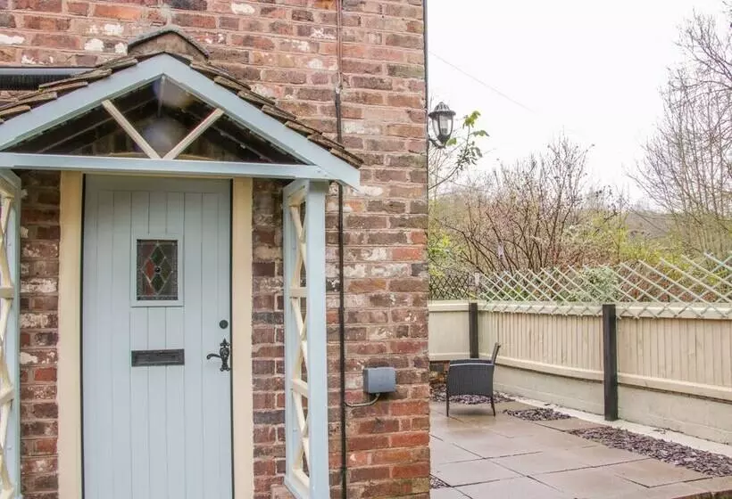 Tub Boat Cottage
