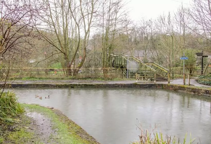 Tub Boat Cottage