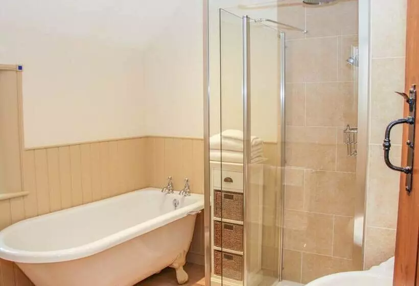 Tub Boat Cottage