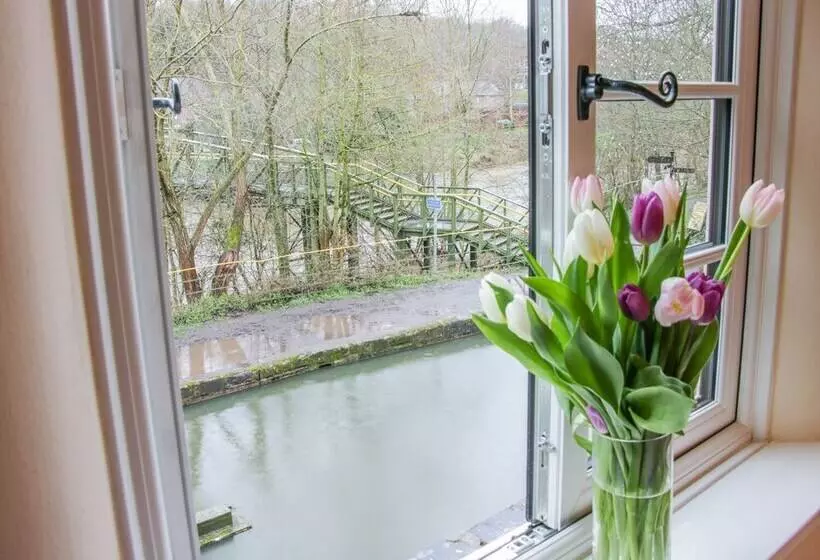 Tub Boat Cottage