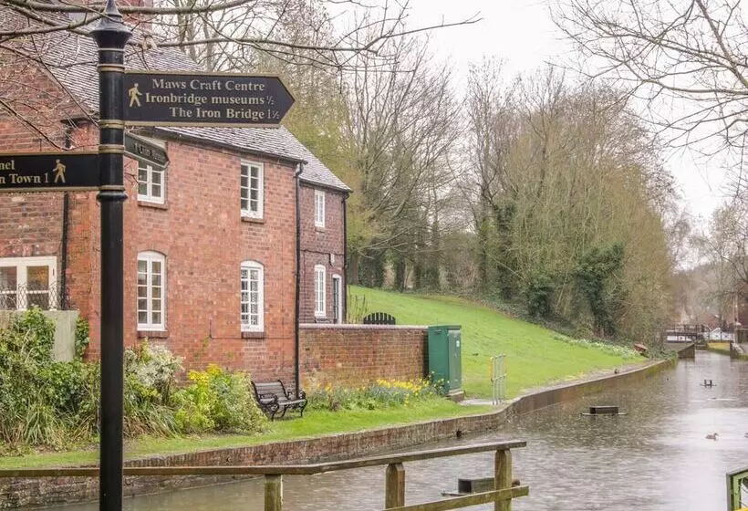 Tub Boat Cottage